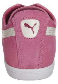 Sneaker in suede rosa con suola in gomma bianca, presenta un logo sul tallone e strisce laterali per un tocco di dettaglio in più. Texture morbida e forma arrotondata.