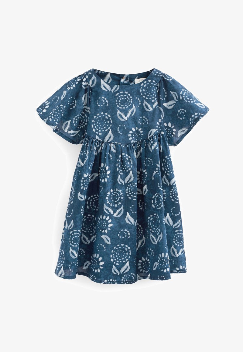 Robe bleue à manches courtes pour tout-petit avec motifs floraux et feuilles blancs, taille froncée et encolure ronde.