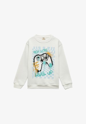 Biała bluza z długim rękawem z grafiką kontrolera do gry oraz tekstem "Wysoki Wynik" i "Poziom Wzniesiony" w niebieskim i pomarańczowym stylu plamy farby.