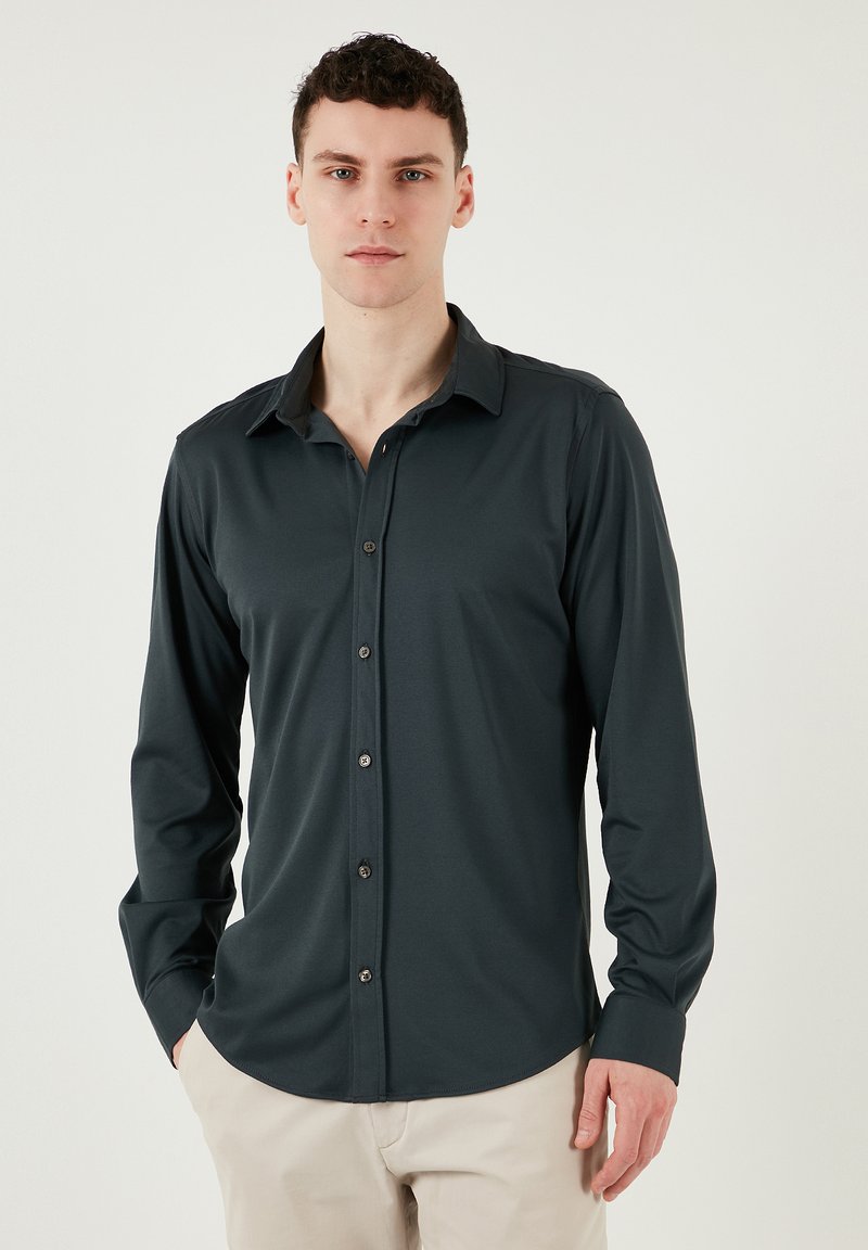 Donkergrijze longsleeve shirt met een klassieke kraag, gladde textuur, knoopsluiting aan de voorkant en contrasterende kraagdetails. Geschikt voor casual of formele kleding.