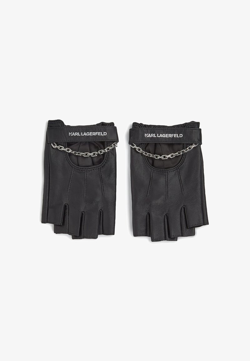 Ζευγάρι μαύρα δερμάτινα γάντια χωρίς δάχτυλα με ασημένια αλυσίδα και κείμενο "KARL LAGERFELD" στο λουράκι στον καρπό.