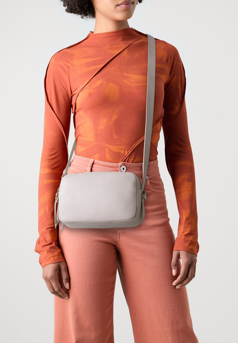 Coccinelle MALORY - Borsa a tracolla - white