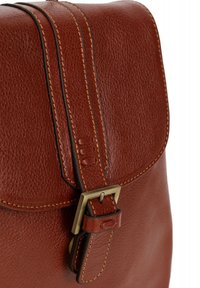 Borsa in pelle marrone con superficie strutturata, hardware dorato e chiusura a fibbia. Presenta cuciture decorative e una patta curva.