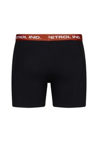Boxeri negri cu un tiv roșu ce poartă logo-ul "PETROL IND." Textură netedă, formă bine ajustată și design cu picioare scurte.