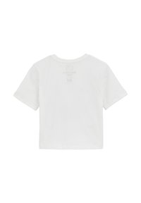 Camiseta de algodón blanca con mangas cortas, cuello redondo y un logotipo impreso en la parte posterior. Textura suave, ajuste casual.