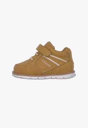 Beige Kleinkinderschuh aus strukturiertem Leder, mit Klettverschluss, weißen Schnürsenkeln und kontrastierenden Streifen. Gummisohle mit Grip-Muster. Markenlogo sichtbar.