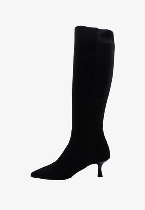 Zwarte dameslaars tot aan de knie met een puntige neus en een slanke kittenhak, gladde stoftextuur, zijdelings weergegeven op een witte achtergrond.