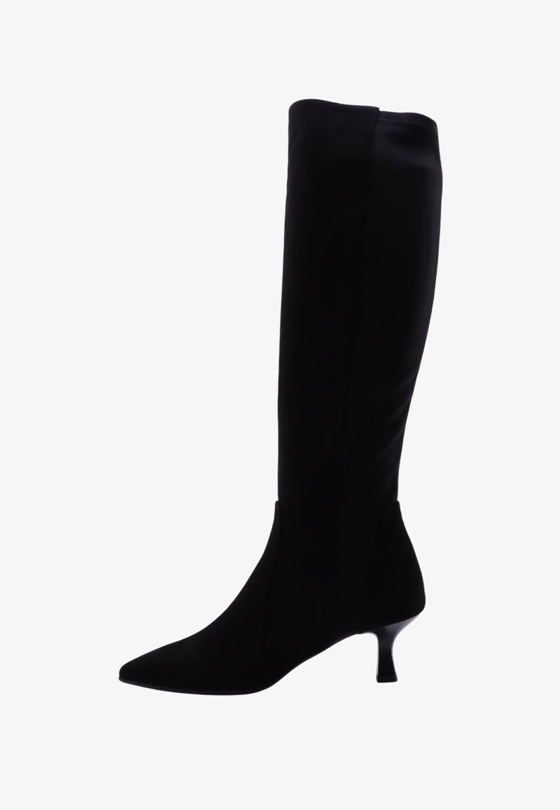 Stivale nero da donna al ginocchio con punta appuntita e sottile tacco a gattino, texture del tessuto liscia, vista laterale su sfondo bianco.