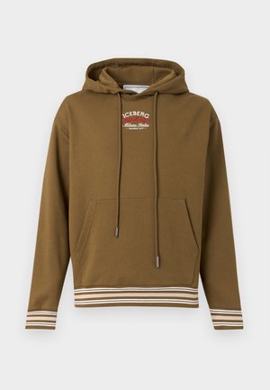 Hnedá mikina s kapucňou, predným vreckom, šnúrkou na kapucni, bielo-hnedými pruhovanými manžetami a lemom, a bielo-červeným logom „ICEBERG Milano Italia“ na hrudi.