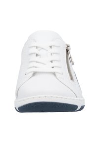 Baskets en cuir blanc avec un système de laçage à l'avant et une fermeture éclair sur le côté. Présentent une semelle en caoutchouc texturée et des coutures le long du bord.