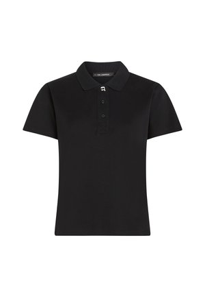 Mustast polo-särk, mis on valmistatud puuvillast. Omab klassikalist kraed, lühikesi varrukaid ja kolme nööbiga sandaali, mille lähedal on logo aktsent.