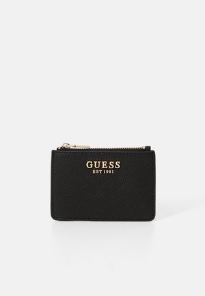 Cartera negra texturizada hecha de material sintético. Cuenta con un cierre de cremallera y el logo de la marca en relieve dorado "GUESS EST 1981" en la parte frontal.