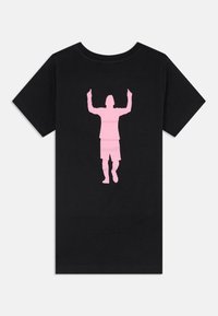 Svart bomull T-skjorte med et rosa silhuettdesign av en person med hevede armer. Kortermet og med rund hals.