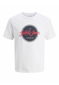 Valge puuvillane t-särk, millel on ümmargune tumesinine graafika, millel on punane "Jack & Jones" tekst ja "Essentials Dept." ringikujulises disainis. Lühikesed varrukad.