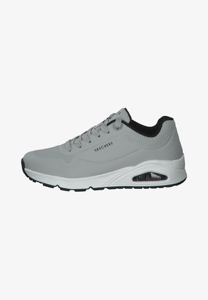 Szary sneaker Skechers z czarnymi akcentami, perforowanym wzorem, wiązaniem na sznurowadła i białą, amortyzowaną podeszwą z widoczną poduszką powietrzną.