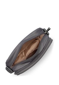 Pochette grigia in nylon con due scomparti con zip, caratterizzata da una texture liscia e una fodera interna in tessuto marrone. Forma compatta e rettangolare.