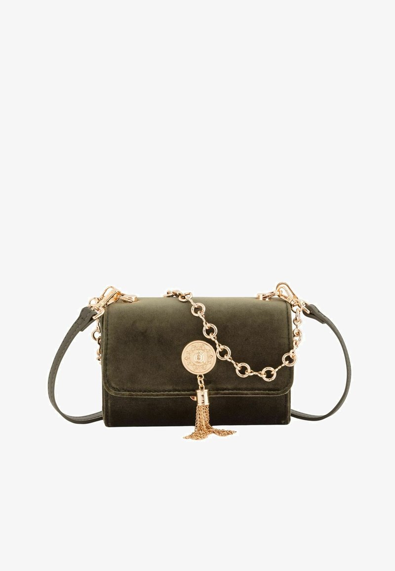 Grøn fløjl håndtaske med en guld kædestrop, der har et rundt emblem og en frynse detalje hængende foran. Kompakt rektangulært design.