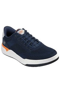 Zapatilla deportiva de la marca Navy con parte superior de malla, suela de goma blanca, acentos en naranja y gris, puntera redonda y seis ojales para cordones para un ajuste seguro.