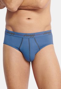 Blaue Baumwollslips mit sitzt eng, ausgestattet mit einem kontrastierenden Bund mit "sloggi"-Markenlogo und dezenten Nähdetails.