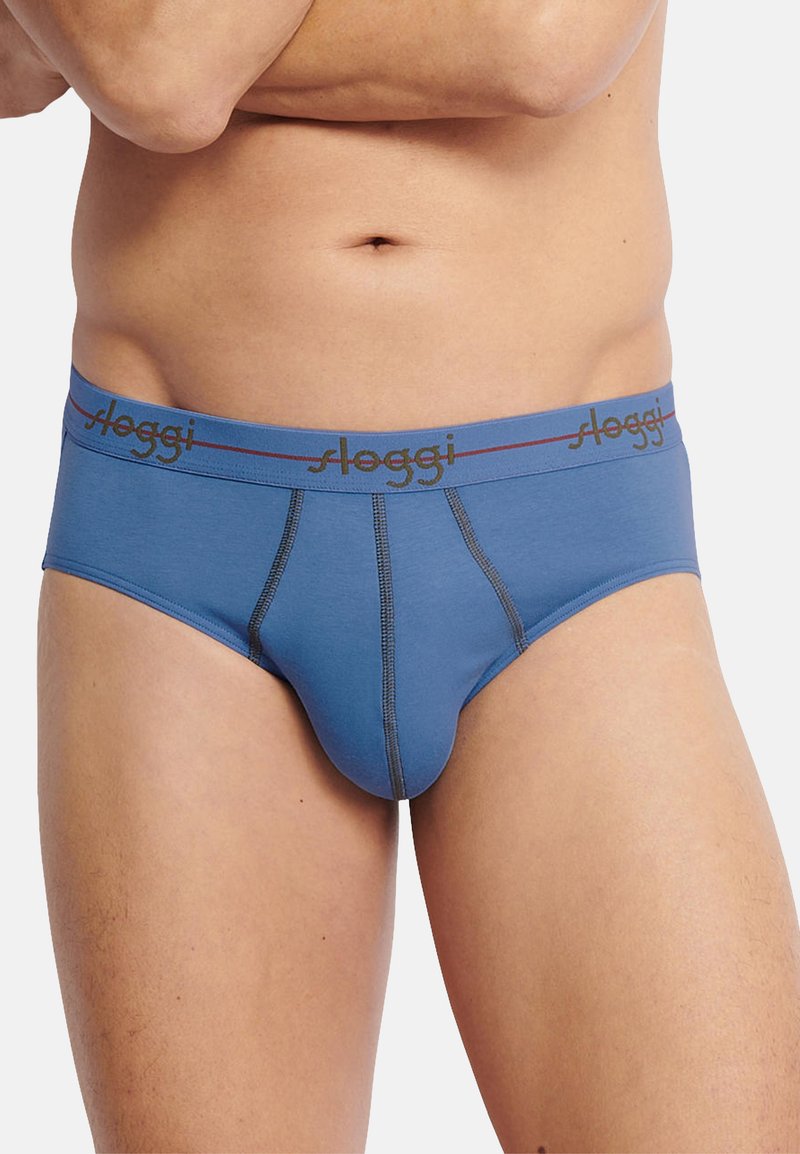 Blaue Baumwollslips mit sitzt eng, ausgestattet mit einem kontrastierenden Bund mit "sloggi"-Markenlogo und dezenten Nähdetails.
