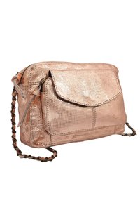 Sac crossbody en rose gold métallisé avec une surface texturée, fermeture à rabat et bandoulière en chaîne. Dispose d'une poche avant et d'un compartiment principal zippé.