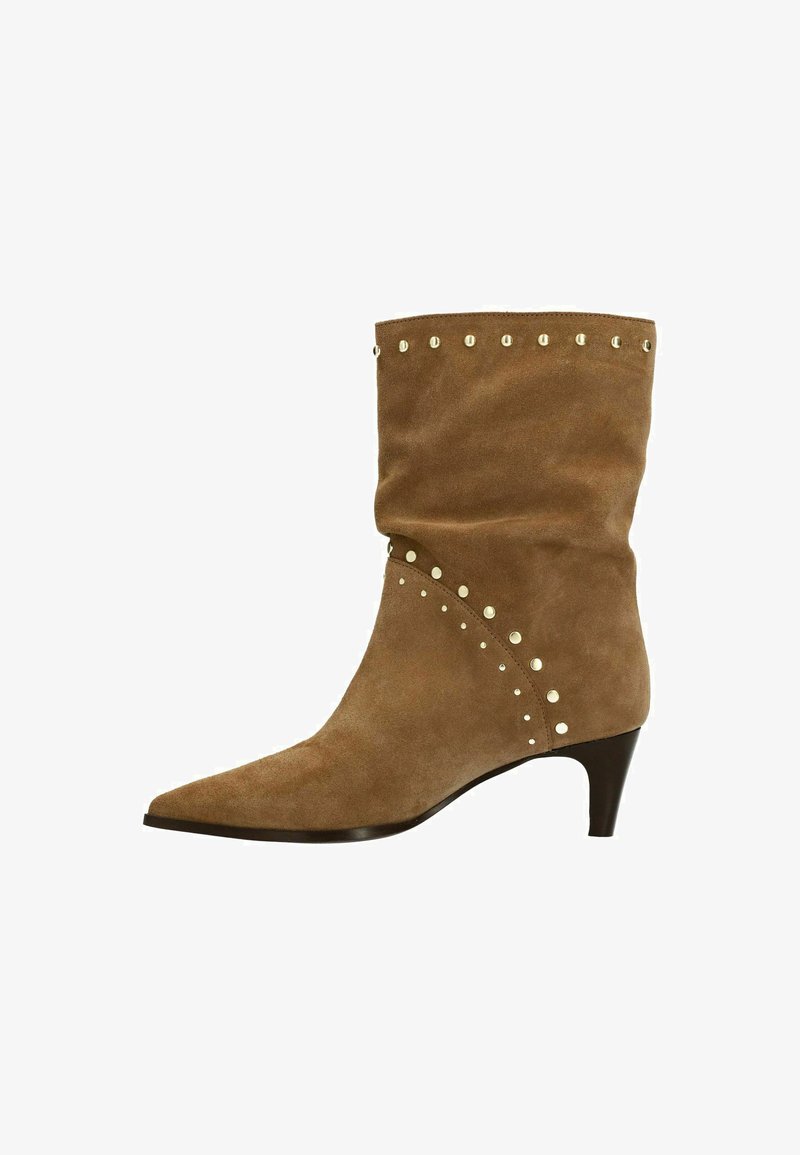 Braune Wildleder-Stiefelette mit spitzem Zehenbereich, niedrigem Absatz und goldenen Nietenverzierungen entlang der Oberkante und Seiten.