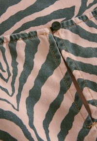 REGULAR FIT - SLIP - Denimové šaty - zebra print