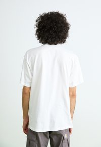 Kortærmet, hvid bomulds t-shirt med en afslappet pasform, der har en rund hals og ingen synlige grafik eller mønstre.