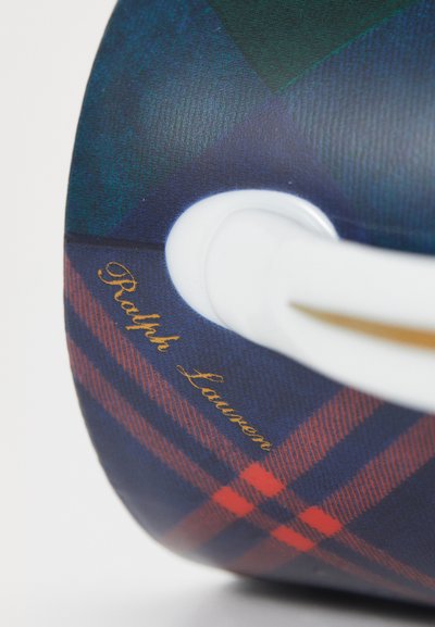 Keraamiline kruus, millel on sinine, roheline ja punane tartaani muster. Valge käepide ja kuldne "Ralph Lauren" logo küljel.