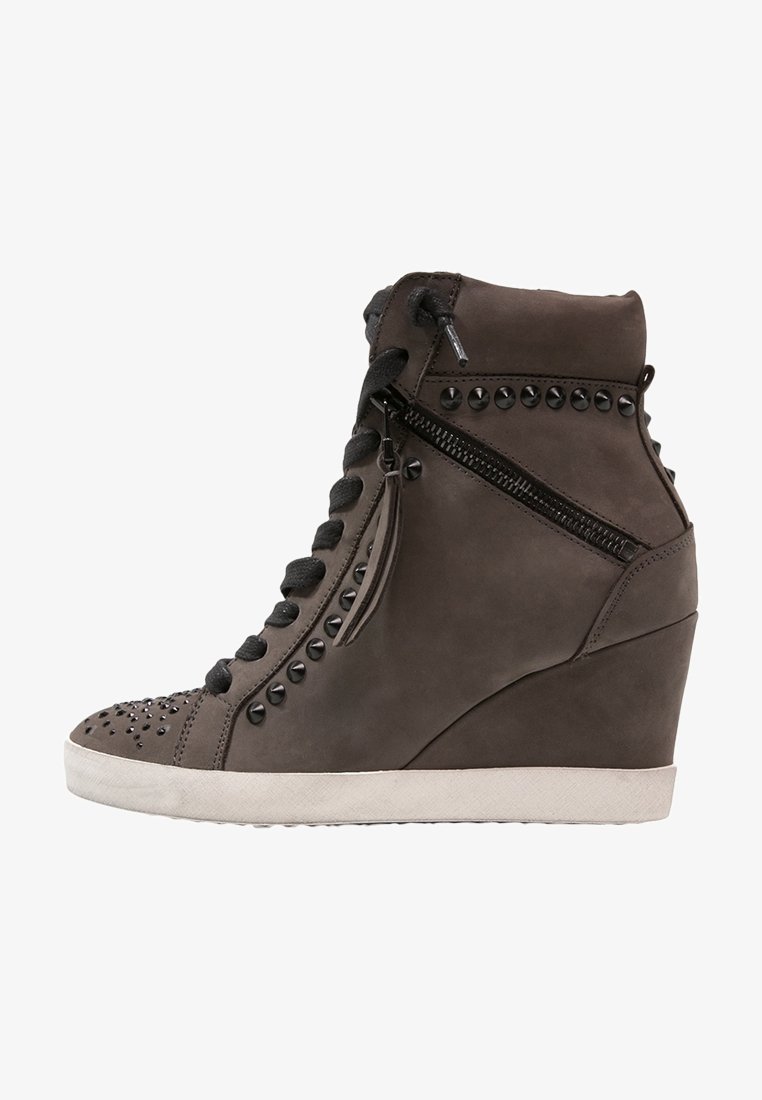 Szare skórzane sneakersy na koturnie z teksturowaną cholewką, czarnymi ćwiekami, zamkiem błyskawicznym z boku i okrągłymi sznurówkami.