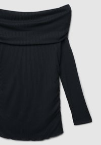 Top nero scollato sulle spalle con texture a coste, caratterizzato da maniche lunghe e orlo leggermente curvo. Tessuto morbido con una silhouette aderente.