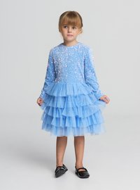 Abito in paillettes blu con maniche lunghe e gonna in tulle a strati. Presenta balze a più livelli e una finitura morbida e testurizzata. Scarpe nere completano il look.