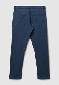 Pantaloni di cotone blu navy con una texture liscia, dotati di vita standard, design a cinque tasche e gamba dritta. Le tasche posteriori sono angolate.