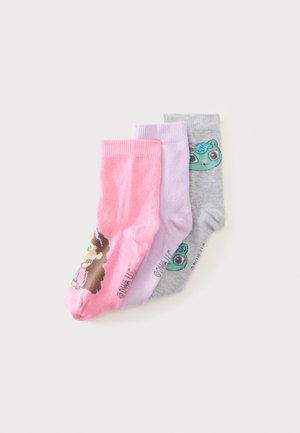 Trois paires de chaussettes pour enfants en rose, violet et gris avec des visages d'animaux de dessins animés et des motifs tricotés texturés.