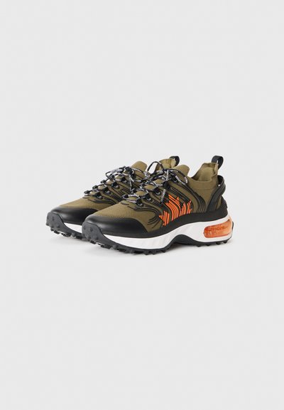 Pantofi sport cu un upper din plasă de culoare verde măsliniu, talpă din cauciuc negru și accente portocalii. Dispun de un design de șireturi securizat și guler căptușit.