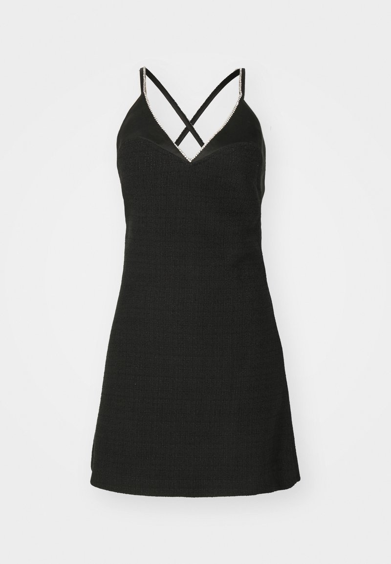Schwarzes Kleid mit strukturiertem Stoff, V-Ausschnitt und gekreuzten Trägern. Es hat ein tailliertes Oberteil und einen ausgestellt Rock.