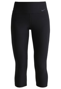 Czarne, wysokie, krótkie legginsy sportowe z małym szarym logo Nike na lewym biodrze, wyeksponowane na białym tle.
