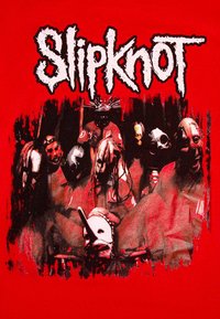 Rød T-skjorte med et grafisk trykk av maskerte figurer fra bandet Slipknot, med fet svart og hvit tekst øverst.