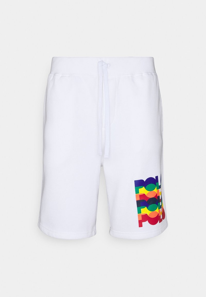 Shorts blancs mi-mollets avec taille à cordon et design de texte "POLO" coloré et empilé sur la jambe droite inférieure.