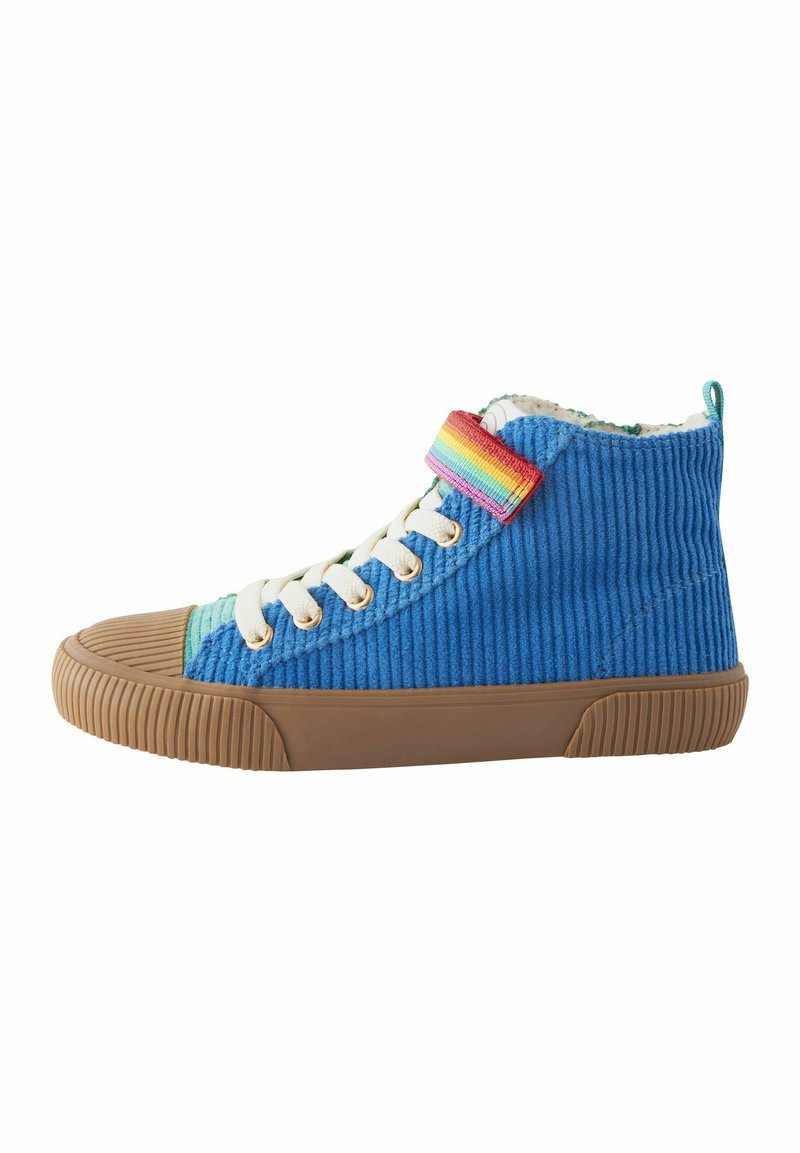 Tenisi înalți din catifea albastră cu vârf de culoare verde deschis, șireturi crem și curea Velcro cu un model curcubeu. Talpă din cauciuc maro cu accente texturate.