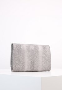 Sølv clutch-taske med et tekstureret hør-test mønster, rektangulær form og et slankt design. Lukket, uden synlig hardware.