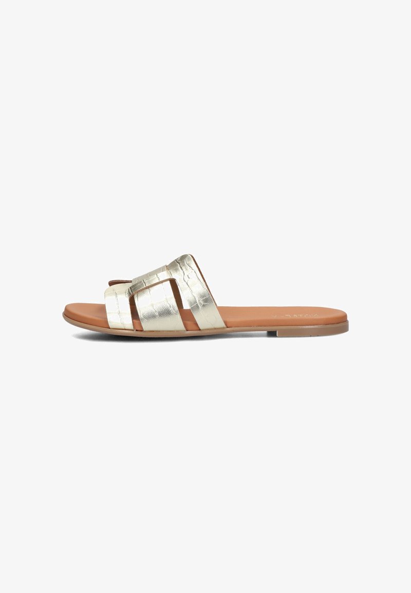 Pleinen slidesandalen met een metallic gouden faux leren bovenkant, voorzien van drie brede banden, een soepele bruine binnenzool en een minimalistisch ontwerp.