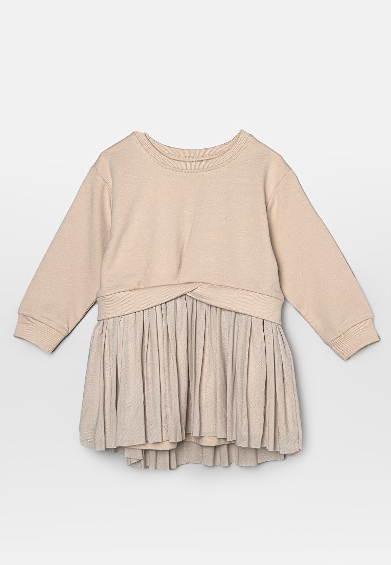 Beige klänning med en figurnära sweatshirtöverdel och en plisserad kjol. Mjuk tyg med texturerad yta och långa ärmar.
