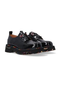 Schwarze Lacklederschuhe mit dicker, gemusterter Sohle, runder Zehenform und dekorativem Schnürdesign mit roten Ösen und kontrastierenden Akzenten.