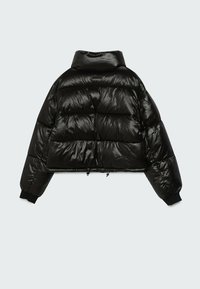 Giacca a vento cropped nera con finitura lucida, caratterizzata da un design a coste orizzontali, colletto alto e polsini elasticizzati. Dettagli arricciati all'orlo.