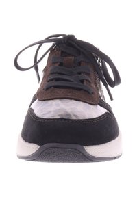 Schwarze und braune Sneaker mit einer strukturierten Oberfläche, Schnürsenkeln und einem gemusterten Einsatz. Verfügt über eine weiße Gummisohle und einen seitlichen Reißverschlussakzent.