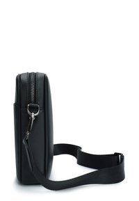 Sort læder crossbody taske med lynlås, flad design, nylonrem og sølvdetaljer. Glat tekstur med minimalistiske accenter.