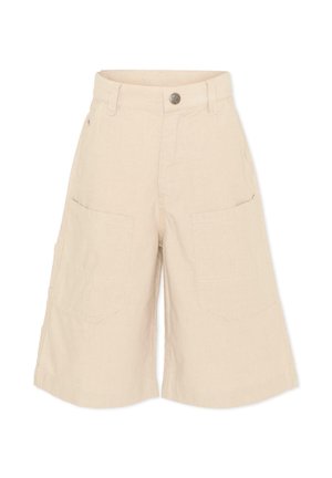 Pantaloncini beige al ginocchio con gambe larghe, tasche applicate anteriori, passanti per cintura e chiusura in vita con bottone metallico marchiato.