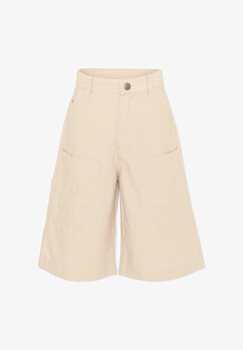 Shorts beige longueur genou avec jambes larges, poches plaquées à l'avant, passants pour ceinture et fermeture à bouton métallique de marque à la taille.