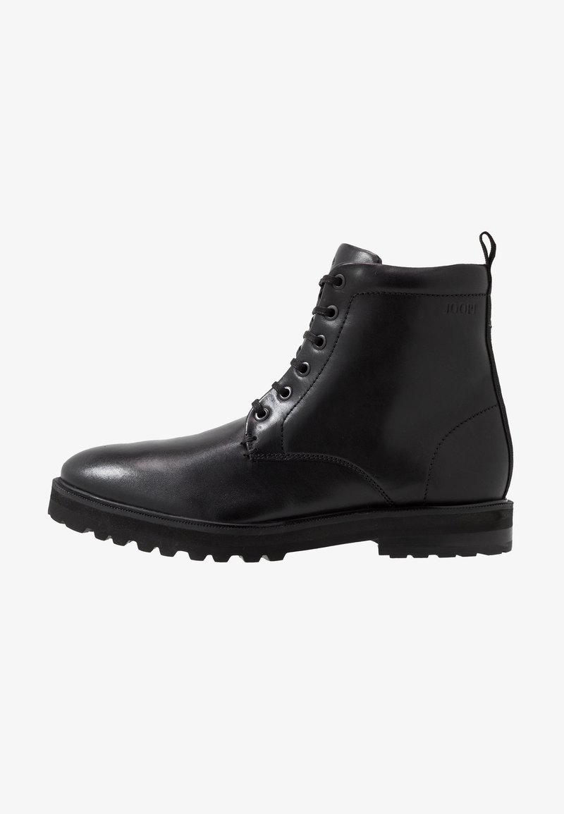 Bottine en cuir noir avec lacets à l'avant, semelle texturée et languette à l'arrière, conçue pour la durabilité et le style.
